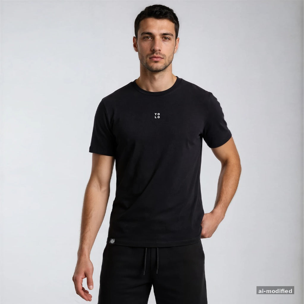 Model v tričku TTM YOLO – unisex tričko